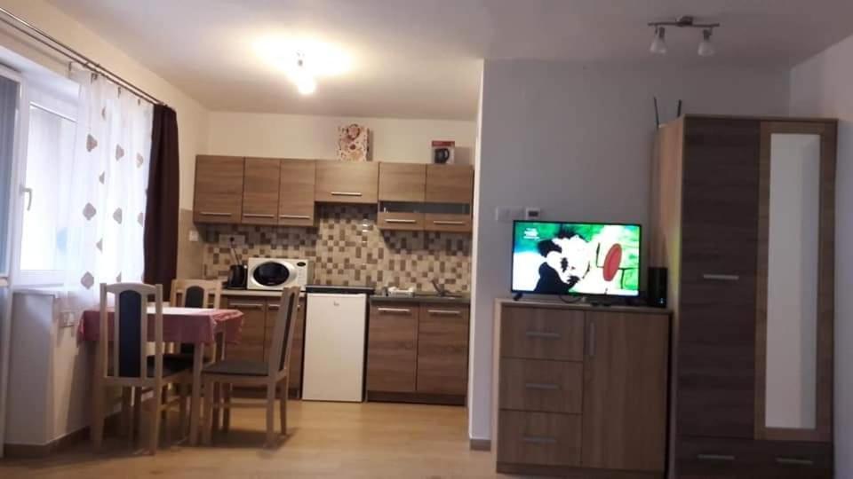 Отель Alexander Apartman Дьюла Экстерьер фото